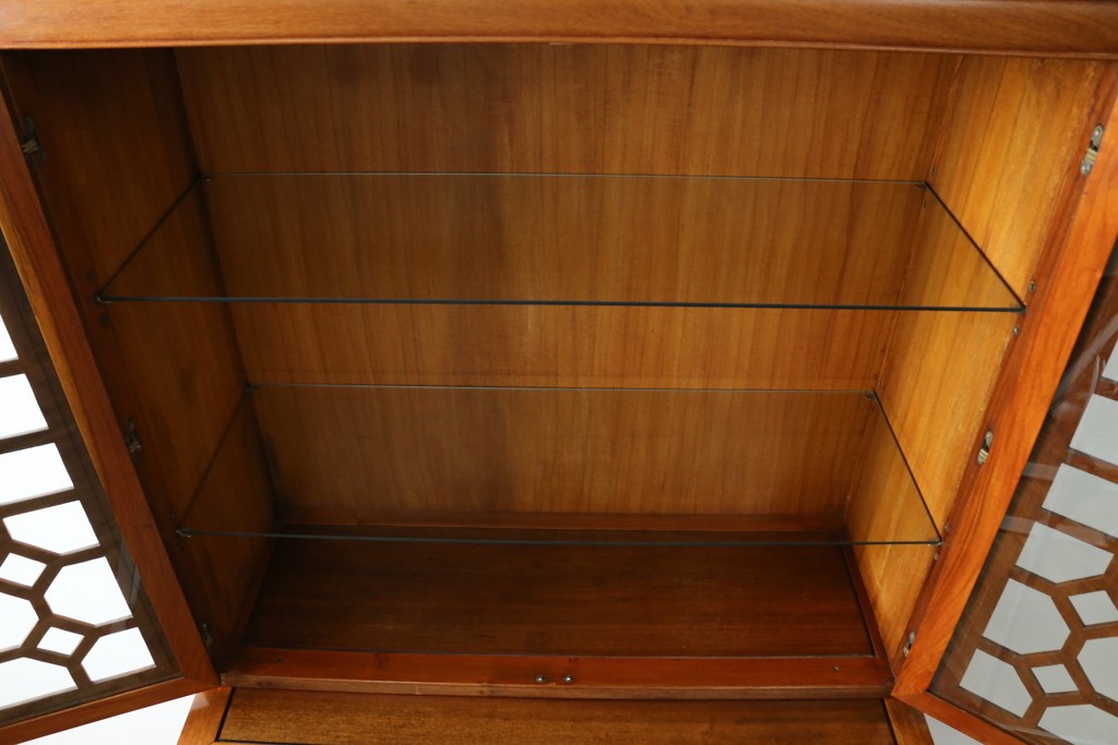 アジアンビンテージ　オリエンタル調の凝ったデザインが魅力の唐木製キャビネット　(R-057152)