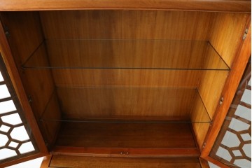 アジアンビンテージ　オリエンタル調の凝ったデザインが魅力の唐木製キャビネット　(R-057152)