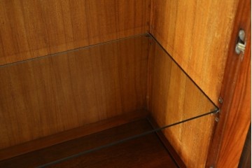 アジアンビンテージ　オリエンタル調の凝ったデザインが魅力の唐木製キャビネット　(R-057152)