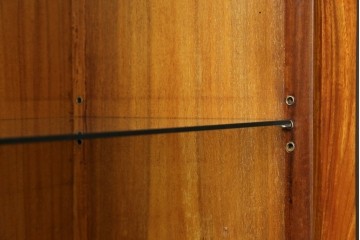 アジアンビンテージ　オリエンタル調の凝ったデザインが魅力の唐木製キャビネット　(R-057152)