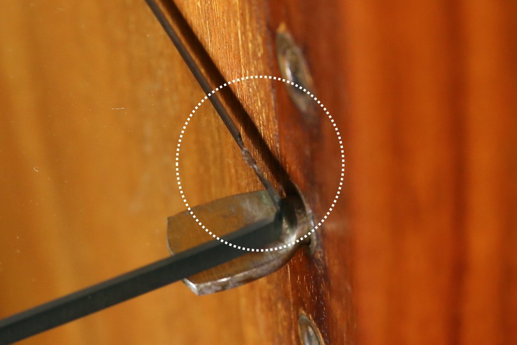 アジアンビンテージ　オリエンタル調の凝ったデザインが魅力の唐木製キャビネット　(R-057152)