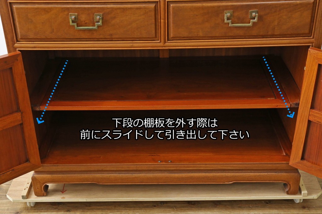 アジアンビンテージ　オリエンタル調の凝ったデザインが魅力の唐木製キャビネット　(R-057152)