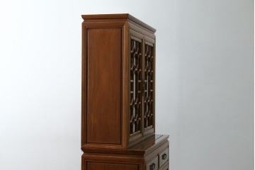 アジアンビンテージ　オリエンタル調の凝ったデザインが魅力の唐木製キャビネット　(R-057152)