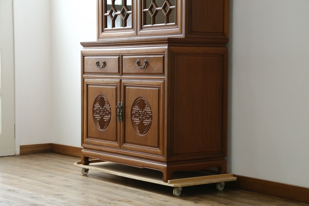 アジアンビンテージ　オリエンタル調の凝ったデザインが魅力の唐木製キャビネット　(R-057152)