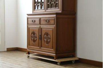 アジアンビンテージ　オリエンタル調の凝ったデザインが魅力の唐木製キャビネット　(R-057152)