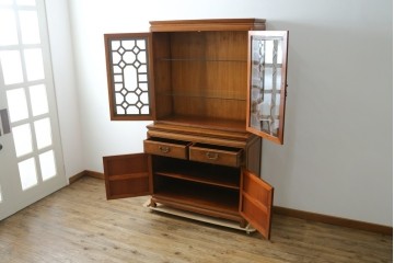 アジアンビンテージ　オリエンタル調の凝ったデザインが魅力の唐木製キャビネット　(R-057152)