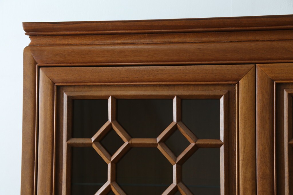 アジアンビンテージ　オリエンタル調の凝ったデザインが魅力の唐木製キャビネット　(R-057152)