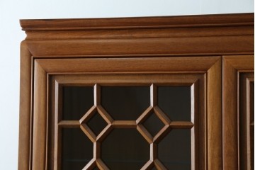 アジアンビンテージ　オリエンタル調の凝ったデザインが魅力の唐木製キャビネット　(R-057152)