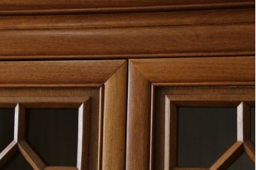 アジアンビンテージ　オリエンタル調の凝ったデザインが魅力の唐木製キャビネット　(R-057152)