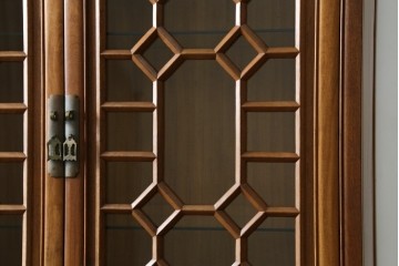 アジアンビンテージ　オリエンタル調の凝ったデザインが魅力の唐木製キャビネット　(R-057152)