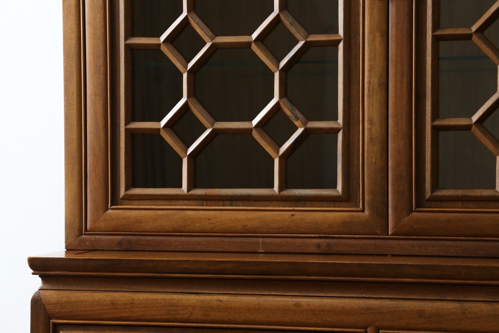 アジアンビンテージ　オリエンタル調の凝ったデザインが魅力の唐木製キャビネット　(R-057152)