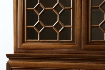 アジアンビンテージ　オリエンタル調の凝ったデザインが魅力の唐木製キャビネット　(R-057152)