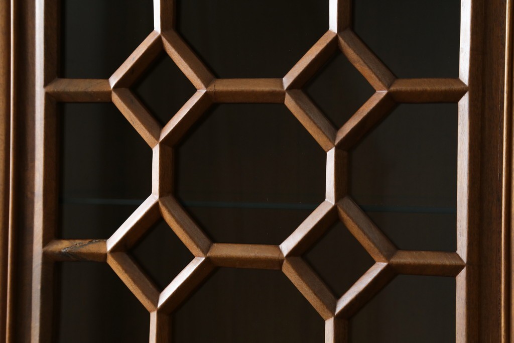 アジアンビンテージ　オリエンタル調の凝ったデザインが魅力の唐木製キャビネット　(R-057152)