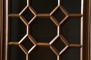 アジアンビンテージ　オリエンタル調の凝ったデザインが魅力の唐木製キャビネット　(R-057152)