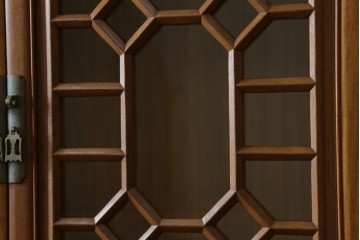 アジアンビンテージ　オリエンタル調の凝ったデザインが魅力の唐木製キャビネット　(R-057152)