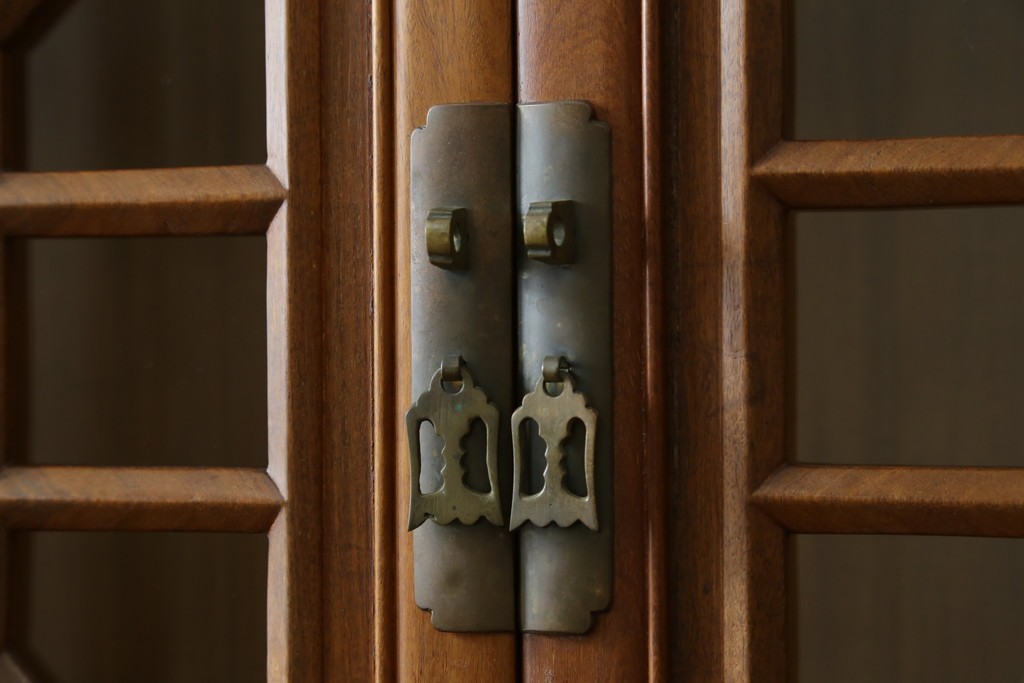 アジアンビンテージ　オリエンタル調の凝ったデザインが魅力の唐木製キャビネット　(R-057152)