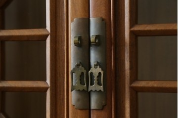 アジアンビンテージ　オリエンタル調の凝ったデザインが魅力の唐木製キャビネット　(R-057152)