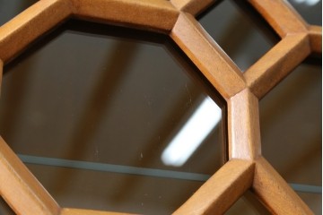 アジアンビンテージ　オリエンタル調の凝ったデザインが魅力の唐木製キャビネット　(R-057152)