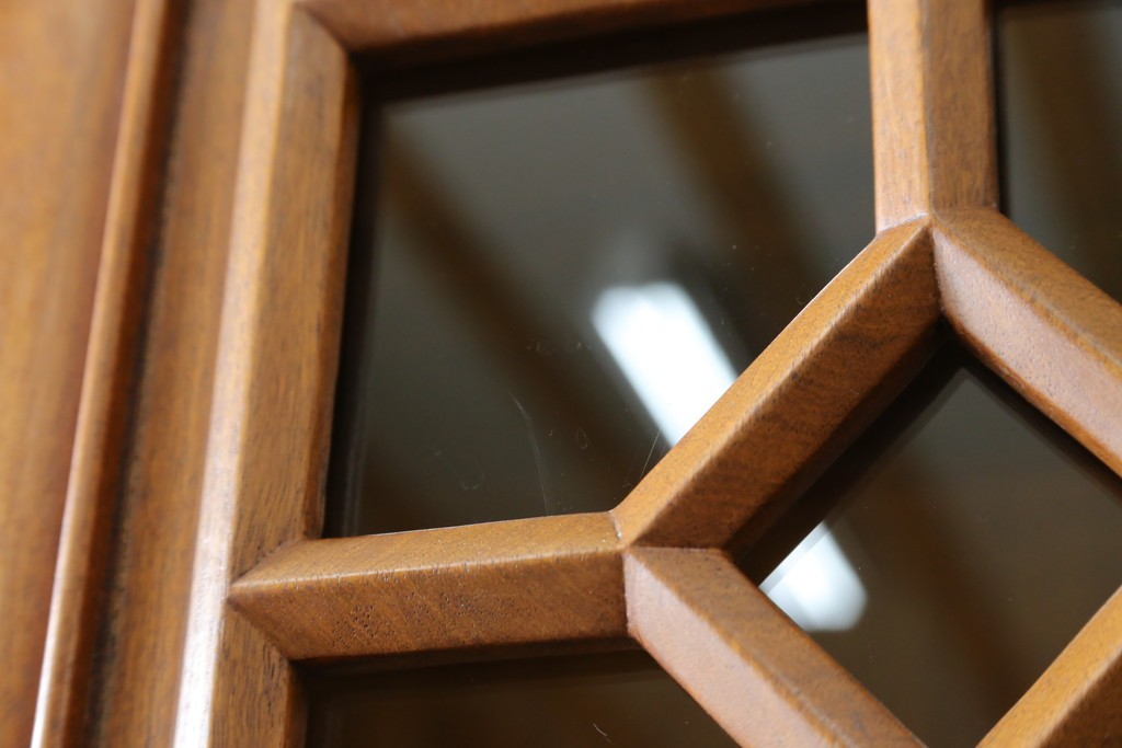 アジアンビンテージ　オリエンタル調の凝ったデザインが魅力の唐木製キャビネット　(R-057152)