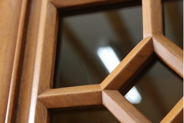 アジアンビンテージ　オリエンタル調の凝ったデザインが魅力の唐木製キャビネット　(R-057152)