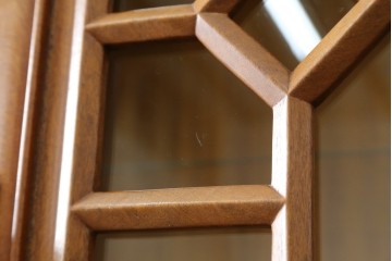 アジアンビンテージ　オリエンタル調の凝ったデザインが魅力の唐木製キャビネット　(R-057152)