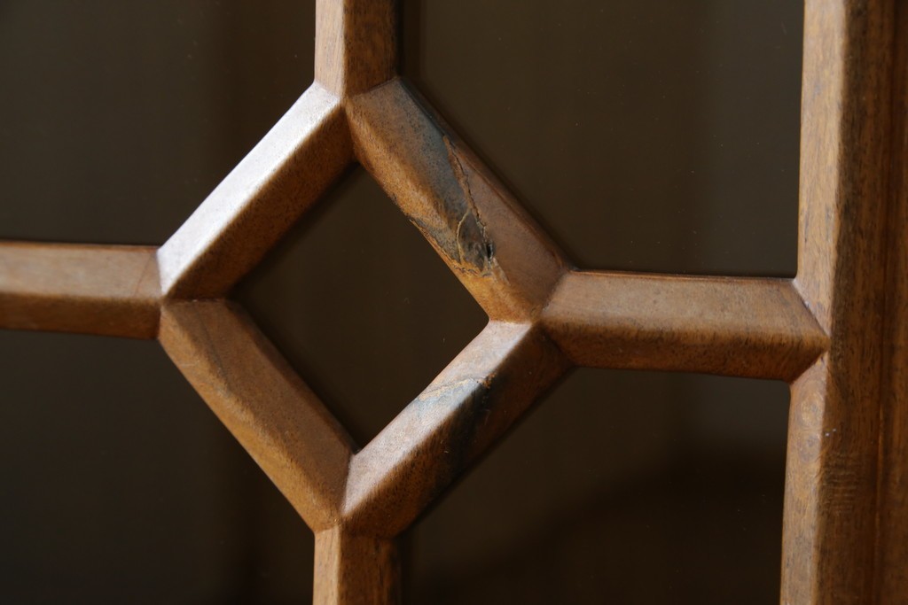 アジアンビンテージ　オリエンタル調の凝ったデザインが魅力の唐木製キャビネット　(R-057152)