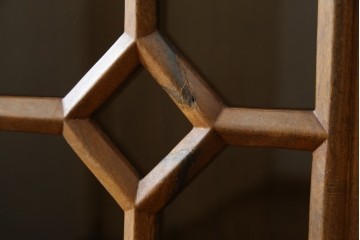 アジアンビンテージ　オリエンタル調の凝ったデザインが魅力の唐木製キャビネット　(R-057152)