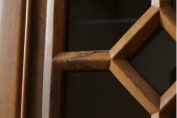 アジアンビンテージ　オリエンタル調の凝ったデザインが魅力の唐木製キャビネット　(R-057152)