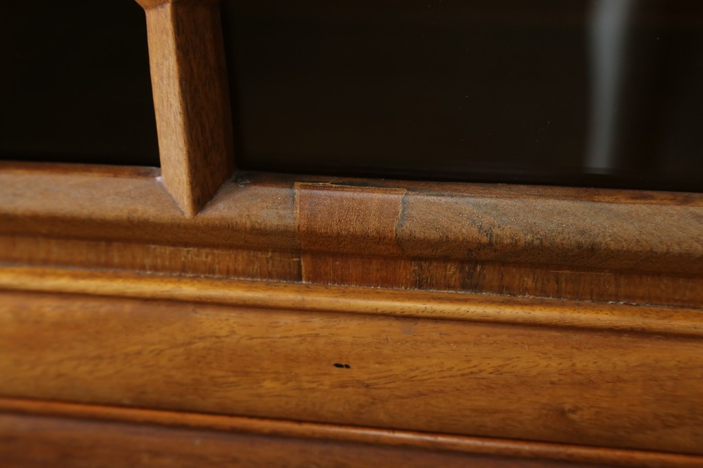 アジアンビンテージ　オリエンタル調の凝ったデザインが魅力の唐木製キャビネット　(R-057152)