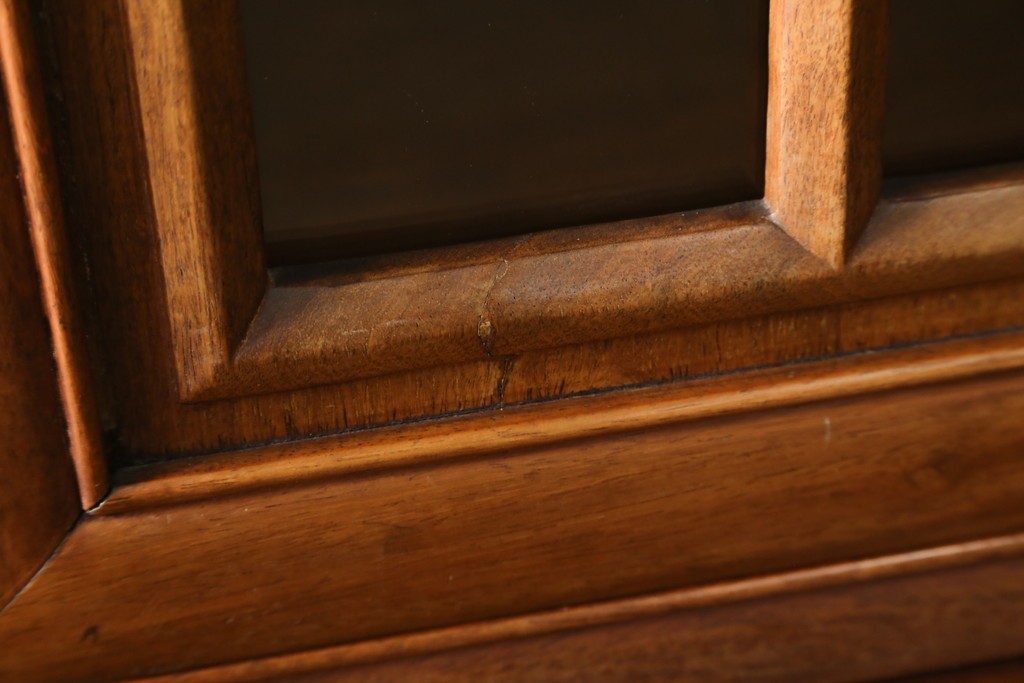 アジアンビンテージ　オリエンタル調の凝ったデザインが魅力の唐木製キャビネット　(R-057152)