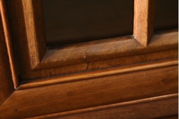 アジアンビンテージ　オリエンタル調の凝ったデザインが魅力の唐木製キャビネット　(R-057152)