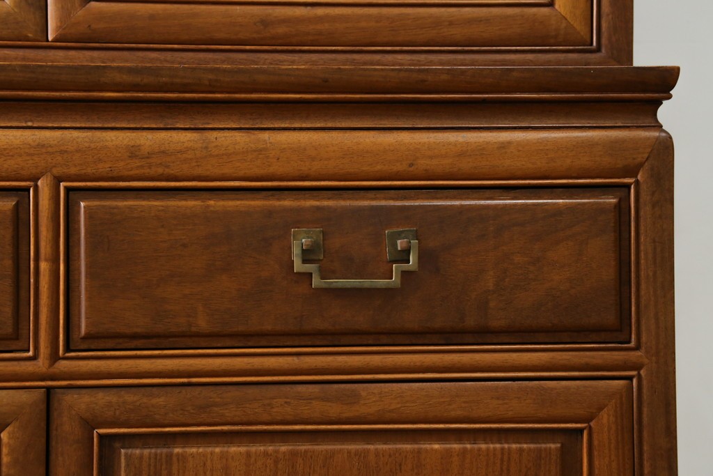 アジアンビンテージ　オリエンタル調の凝ったデザインが魅力の唐木製キャビネット　(R-057152)