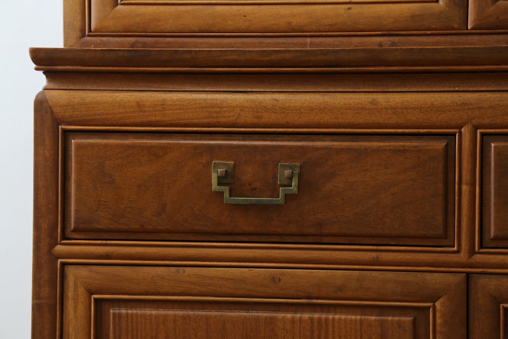 アジアンビンテージ　オリエンタル調の凝ったデザインが魅力の唐木製キャビネット　(R-057152)