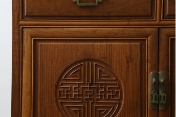 アジアンビンテージ　オリエンタル調の凝ったデザインが魅力の唐木製キャビネット　(R-057152)