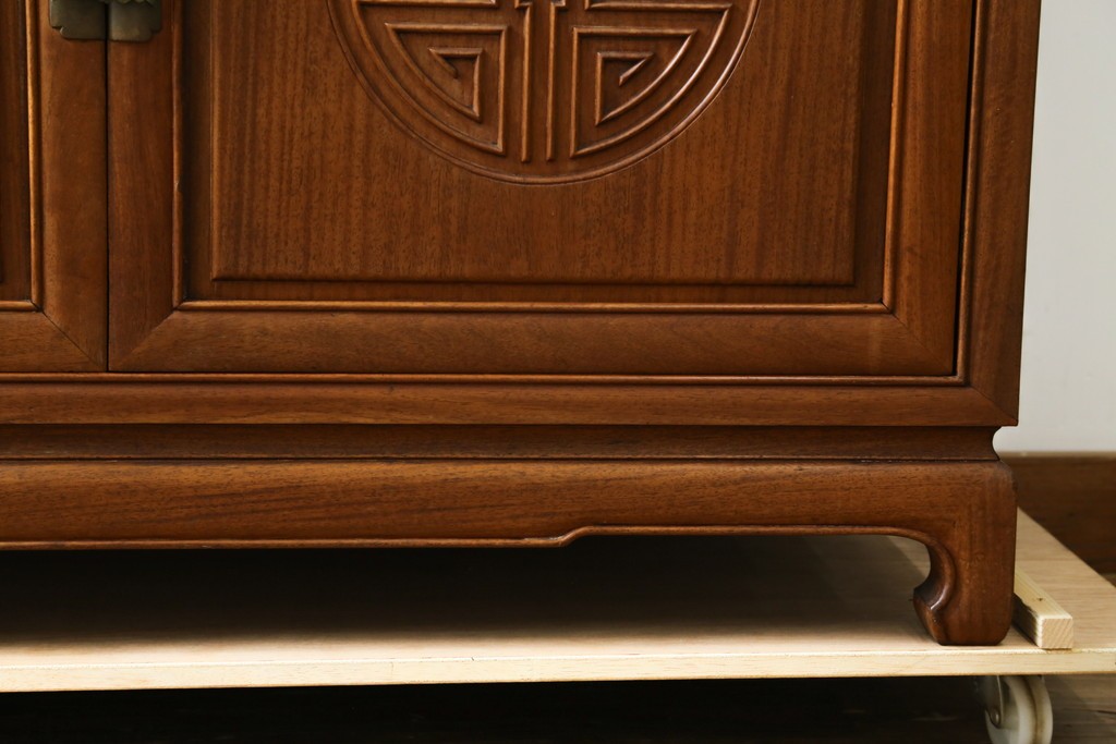 アジアンビンテージ　オリエンタル調の凝ったデザインが魅力の唐木製キャビネット　(R-057152)