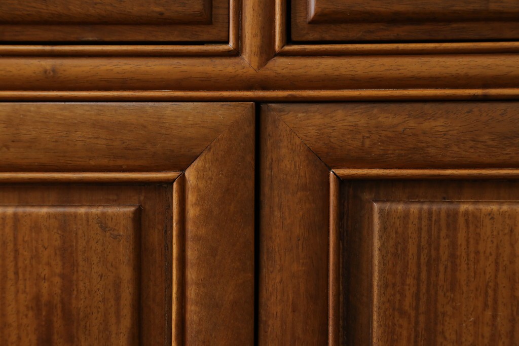 アジアンビンテージ　オリエンタル調の凝ったデザインが魅力の唐木製キャビネット　(R-057152)