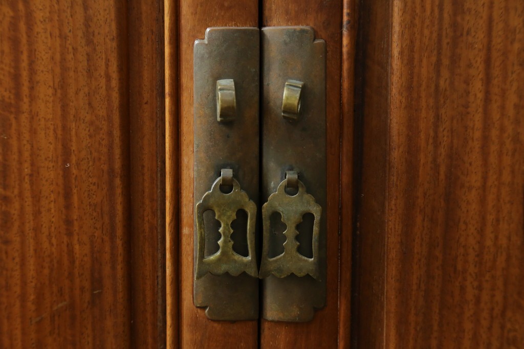 アジアンビンテージ　オリエンタル調の凝ったデザインが魅力の唐木製キャビネット　(R-057152)