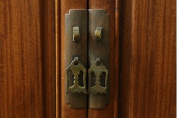 アジアンビンテージ　オリエンタル調の凝ったデザインが魅力の唐木製キャビネット　(R-057152)