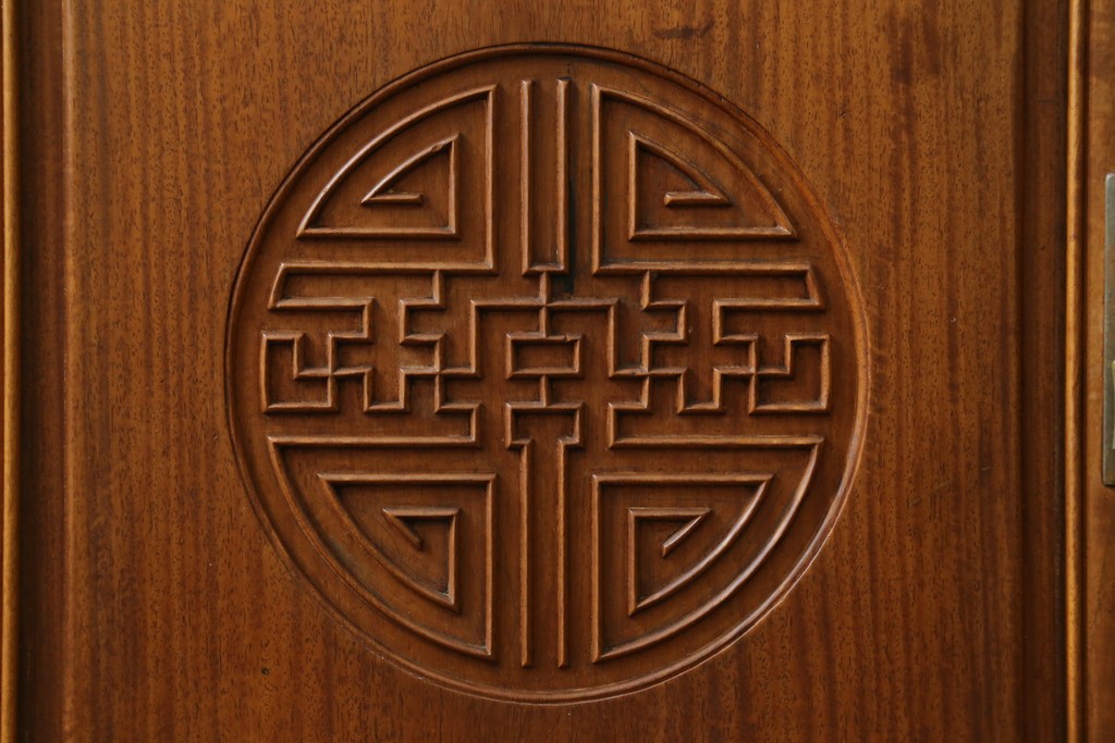 アジアンビンテージ　オリエンタル調の凝ったデザインが魅力の唐木製キャビネット　(R-057152)