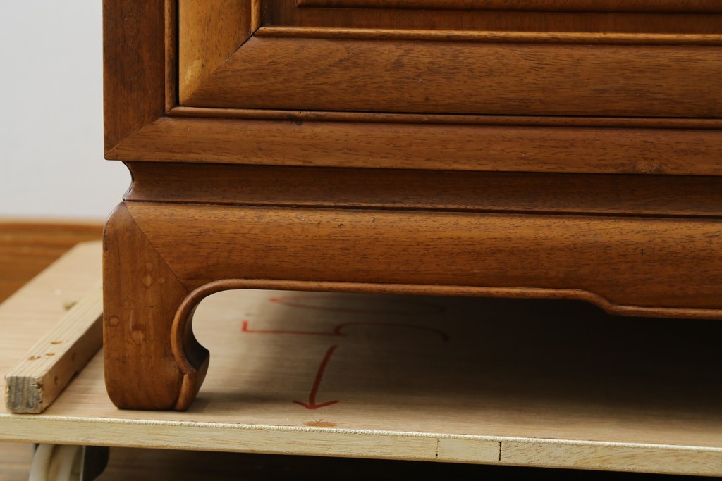 アジアンビンテージ　オリエンタル調の凝ったデザインが魅力の唐木製キャビネット　(R-057152)