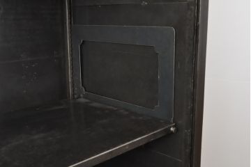 ヨーロッパアンティーク　超希少!　シャッター扉(蛇腹扉)がおしゃれ!メンズライクスタイルの空間づくりにおすすめの特大アイアンキャビネット(ラック、収納棚、本棚、書庫、キャビネット、店舗什器)(R-057178)