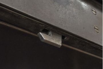 ヨーロッパアンティーク　超希少!　シャッター扉(蛇腹扉)がおしゃれ!メンズライクスタイルの空間づくりにおすすめの特大アイアンキャビネット(ラック、収納棚、本棚、書庫、キャビネット、店舗什器)(R-057178)