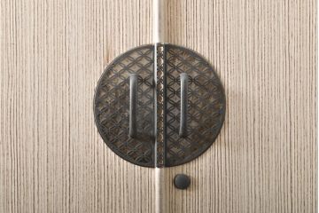中古　伝統工芸士　田澤謙介作　隠し付き　七宝模様の金具が上品な和を高める加茂桐箪笥(胴丸、桐たんす、着物箪笥、和タンス、衣装タンス)(定価約140万円)(R-057179)