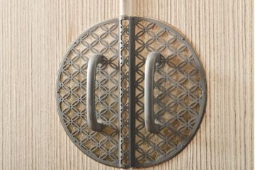 中古　伝統工芸士　田澤謙介作　隠し付き　七宝模様の金具が上品な和を高める加茂桐箪笥(胴丸、桐たんす、着物箪笥、和タンス、衣装タンス)(定価約140万円)(R-057179)