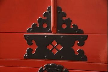 最高級!　手打ち金具と朱塗りのコントラストが美しい米沢箪笥(総桐箪笥、民芸箪笥、着物箪笥、衣装タンス、和たんす)(R-057184)
