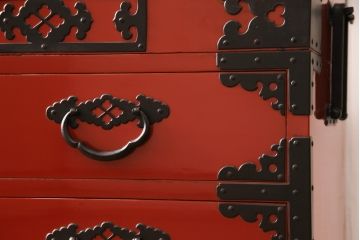最高級!　手打ち金具と朱塗りのコントラストが美しい米沢箪笥(総桐箪笥、民芸箪笥、着物箪笥、衣装タンス、和たんす)(R-057184)