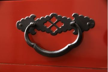 最高級!　手打ち金具と朱塗りのコントラストが美しい米沢箪笥(総桐箪笥、民芸箪笥、着物箪笥、衣装タンス、和たんす)(R-057184)
