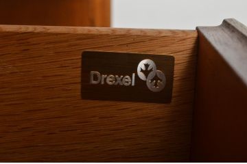 中古　DREXEL HERITAGE(ドレクセルヘリテイジ)　Triune(トライユン)　凛とした佇まいの食器棚(定価約90万円)(カップボード、キャビネット、収納棚、飾り棚)(R-057185)