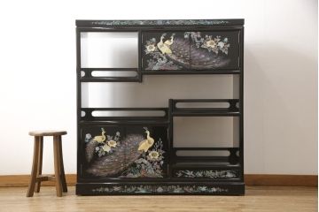 中古　美品　高級民芸家具　華やかな孔雀の螺鈿(らでん)細工が目を引く飾り棚(定価約90万円)(収納棚、戸棚、茶棚)(R-057188)