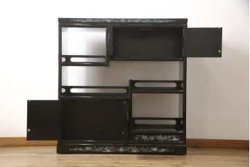 中古　美品　高級民芸家具　華やかな孔雀の螺鈿(らでん)細工が目を引く飾り棚(定価約90万円)(収納棚、戸棚、茶棚)(R-057188)